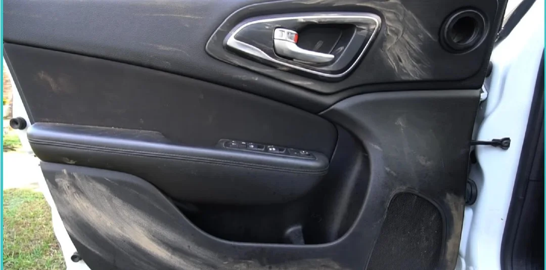 Ford Focus — загрязнённая дверная карта салона до химчистки на выезде