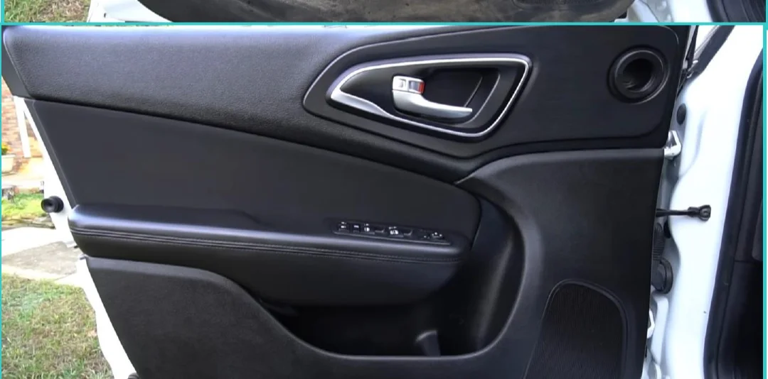 Ford Focus — чистая дверная карта после выездной химчистки